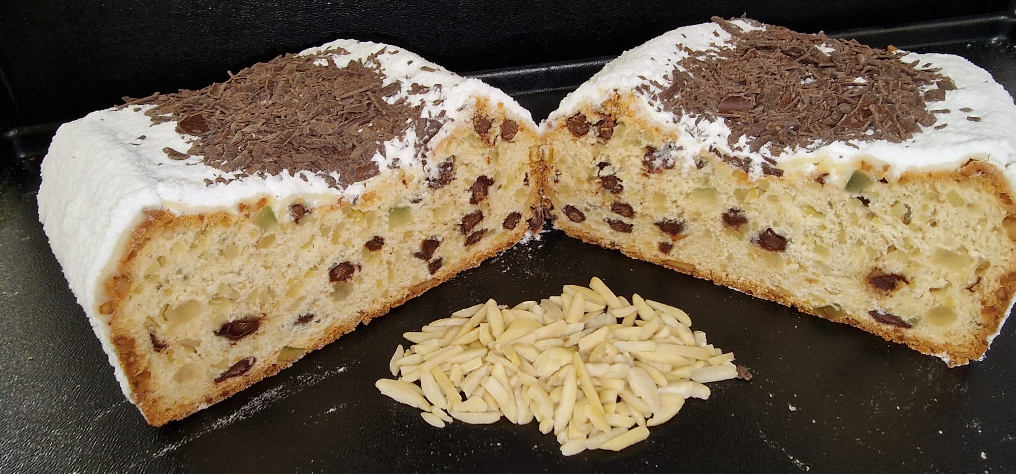 Stollen mit Schokoladestückchen im Teig und Schokoladensplitter auf dem Stollen - Der Link führt zur Produkteinzelbeschreibung